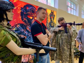 Примерка тактического снаряжения LASERWAR для игры.